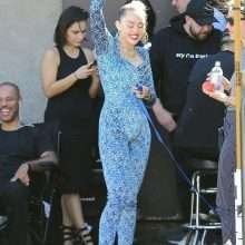 Miley Cyrus sexy sur un plateau de tournage à Los Angeles