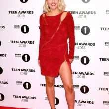Mollie King dans une robe fendue aux BBC Teen Awards