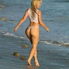 Nikki Lund en petite culotte transparente à la plage