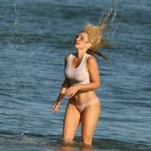 Nikki Lund en petite culotte transparente à la plage
