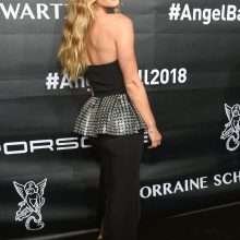 Nina Agdal sans soutien-gorge à l'Angel Ball 2018