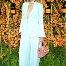 Olivia Wilde exhibe son soutien-gorge chez Veuve Clicquot