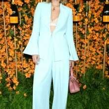 Olivia Wilde exhibe son soutien-gorge chez Veuve Clicquot