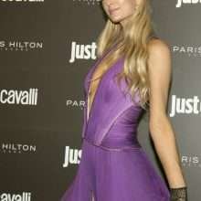Paris Hilton ouvre le décolleté à Milan