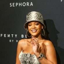 Rihanna ouvre le décolleté pour son anniversaire