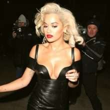 Rita Ora ouvre le décolelté pour Halloween