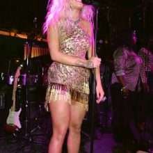 Rita Ora sexy en concert à Londres