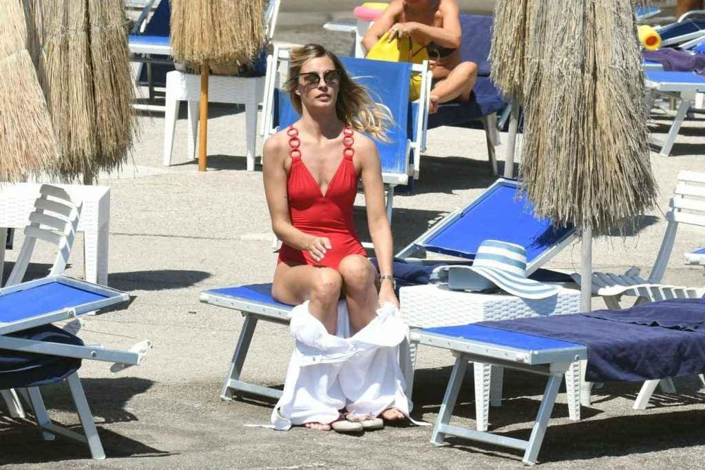 Sveva Alviti en maillot de bain à Ischia