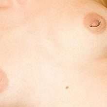 Tallulah Willis pose seins nus, la main dans sa petite culotte