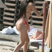 Veronica Rodriguez en bikini string à la plage