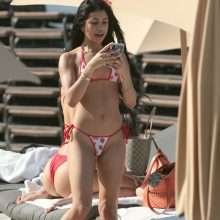 Veronica Rodriguez en bikini string à la plage