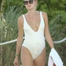 Vita Sidorkina en maillot de bain à Miami Beach