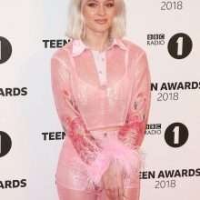 Zara Larsson exhibe son soutien-gorge et sa petite culotte aux BBC Teen Awards