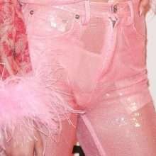 Zara Larsson exhibe son soutien-gorge et sa petite culotte aux BBC Teen Awards