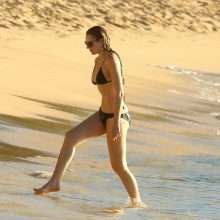 Zoe Salmon en bikini à La Barbade