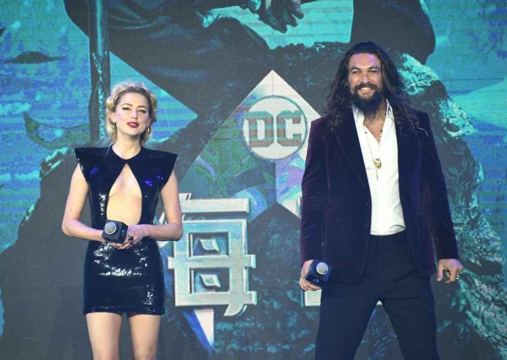 Amber Heard ouvre le décolleté lors de la première de "Aquaman"
