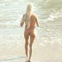 Angélique Morgan dans un micro-bikini à Malibu