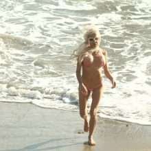 Angélique Morgan dans un micro-bikini à Malibu