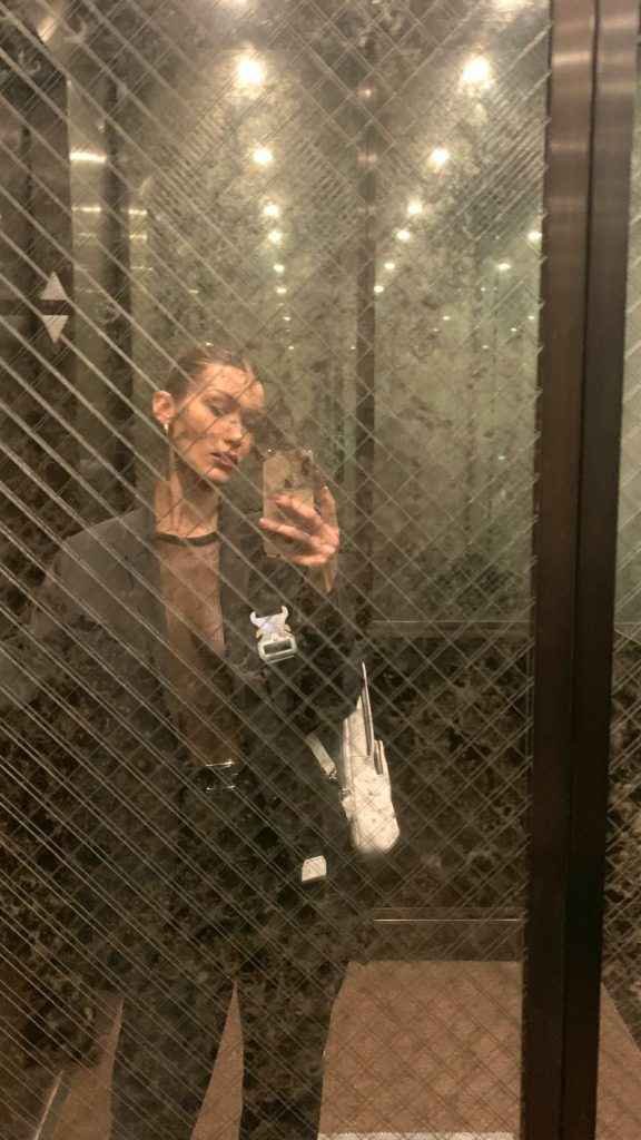 Bella Hadid se balade sans soutien-gorge à Studio City