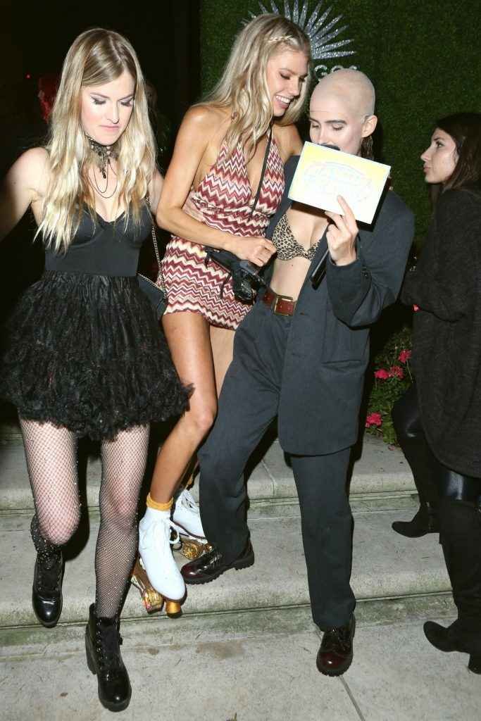 Charlotte McKinney exhibe son cul et sa petite culotte pour Halloween