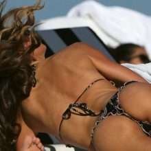Claudia Galanti bronze seins nus à Miami