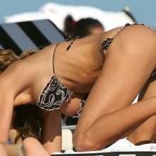 Claudia Galanti bronze seins nus à Miami