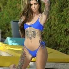 Darylle Sargeant dans un bikini bleu à Ibiza