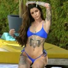 Darylle Sargeant dans un bikini bleu à Ibiza