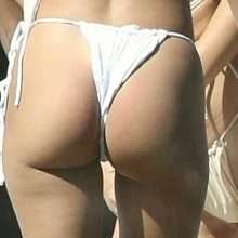 Emily Ratajkowski dans un bikini string blanc