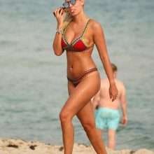 Francesca Brambilla dans un bikini rouge à Miami