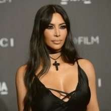 Kim Kardashian ouvre le décolleté au gala LACMA