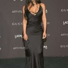 Kim Kardashian ouvre le décolleté au gala LACMA