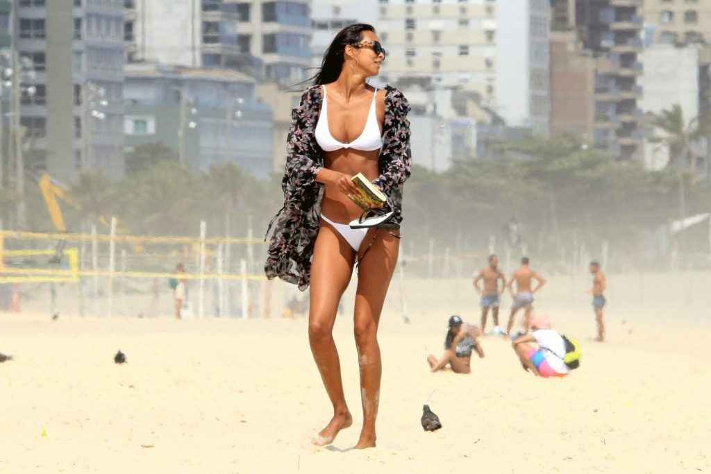 Lais Ribeiro en bikini à Rio