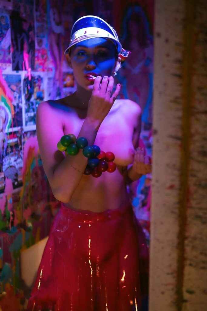 Miley Cyrus nue dans Plastik Mag, réédition non censurée