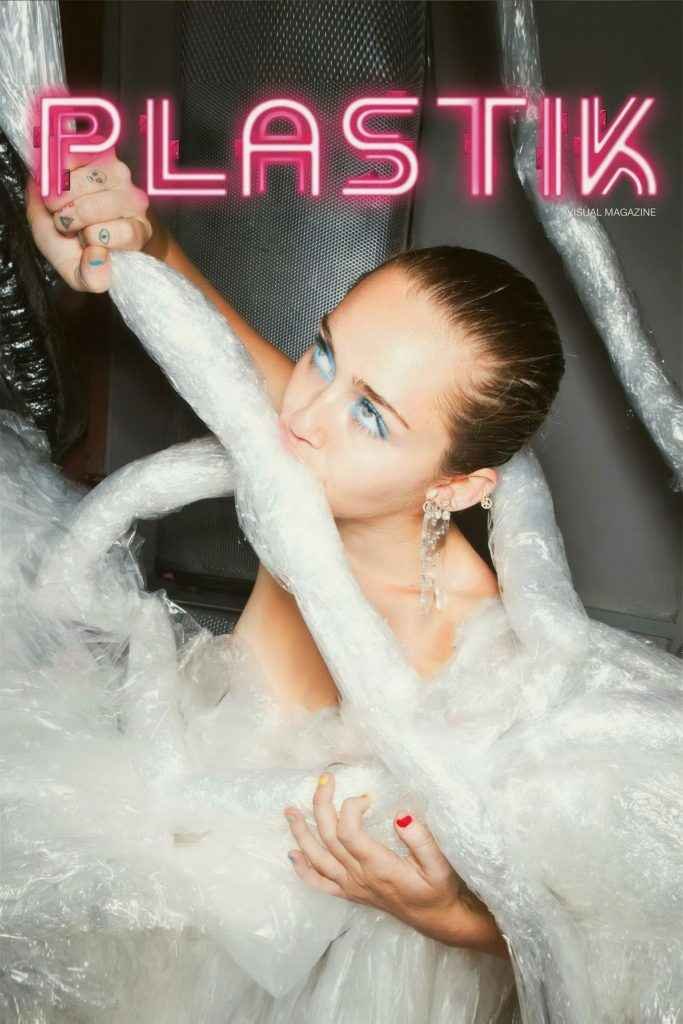 Miley Cyrus nue dans Plastik Mag, réédition non censurée