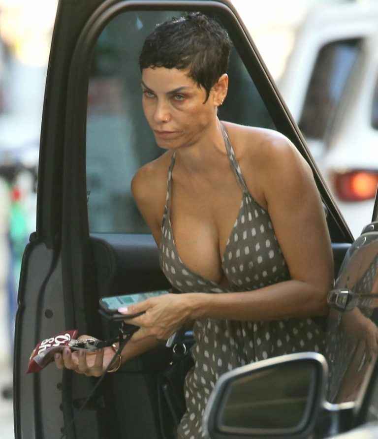 Nicole Murphy exhibe un décolleté massif à Beverly Hills