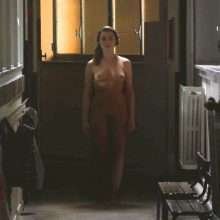 Nina Meurisse nue dans "Naturellement"