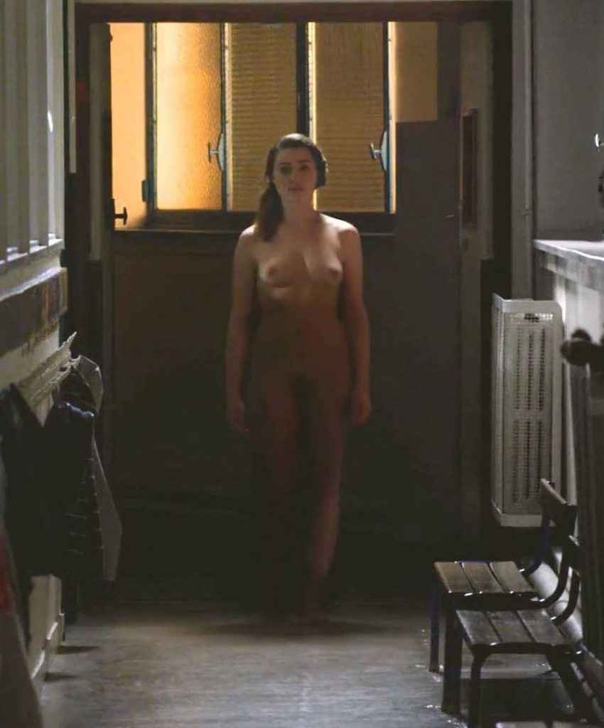 Nina Meurisse nue dans "Naturellement"