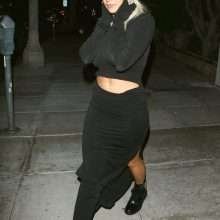 Rita Ora sans soutien-gorge les seins à l'air
