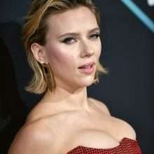 Scarlett Johansson exhibe son décolleté aux People's Choice Awards
