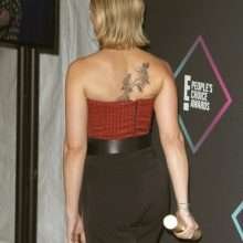 Scarlett Johansson exhibe son décolleté aux People's Choice Awards