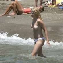 Sigrid Bernson seins nus à la plage