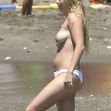 Sigrid Bernson seins nus à la plage