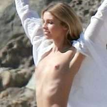 Stella Maxwell seins nus et en petite culotte à Malibu