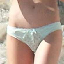 Stella Maxwell seins nus et en petite culotte à Malibu