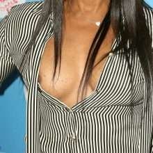 Oups, Toni Brxon exhibe un sein nu à Los Angeles