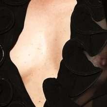 Oups ! Valeria Golino exhibe un sein nus en France