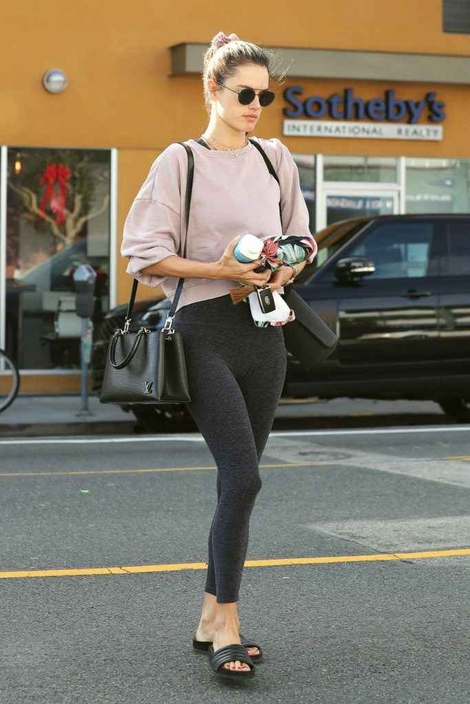 Alessandra Ambrosio en collants à Santa Monica