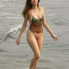 Blanca Blanco dans un maillot de bain transparent à Malibu