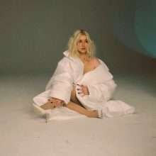 Christina Aguilera pose dans Cosmopolitan Magazine
